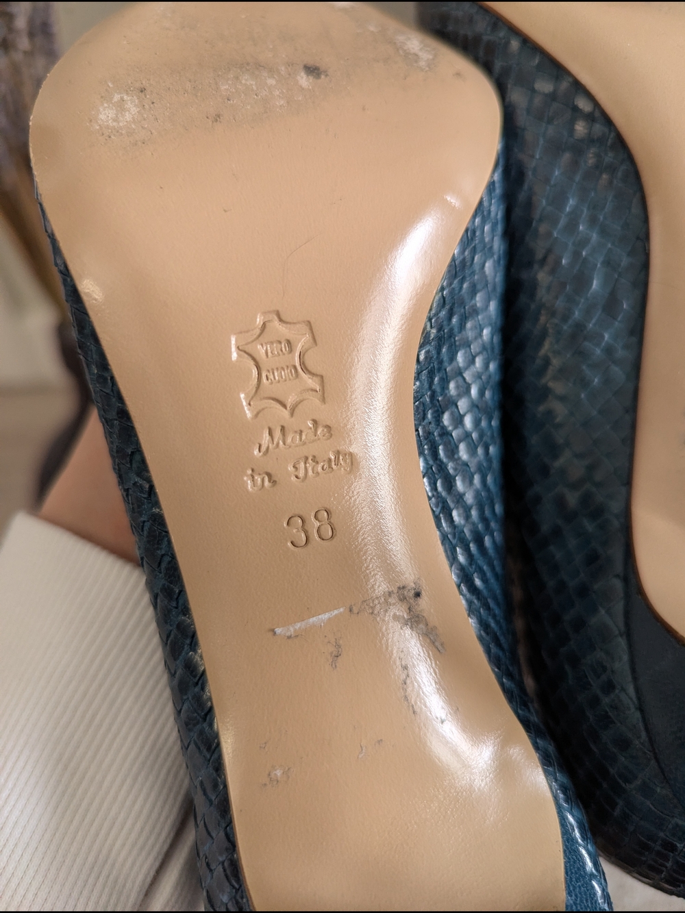 Italian Snake-Embossed Pointed Toe Leather Pumps - Picture 9 of 12